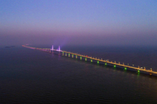 港珠澳大橋亮燈