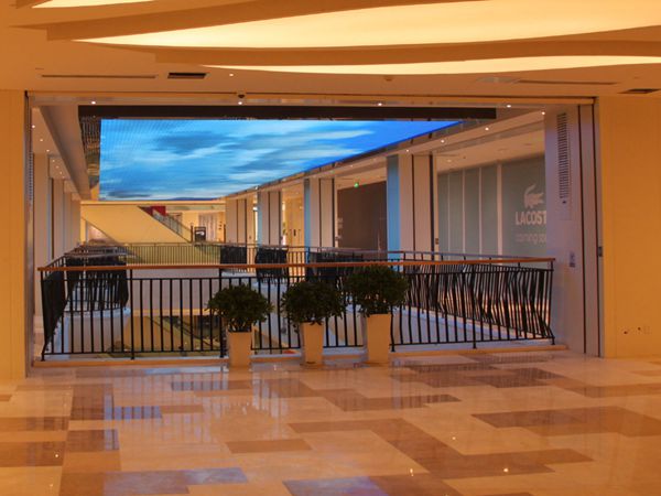 南京國際廣場(chǎng)沿街商業(yè)led室內(nèi)全彩顯示屏