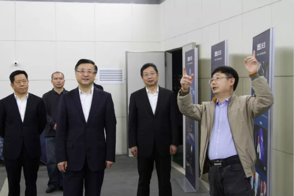 上海市委常委、市委政法委書記陳寅（中）、閔行區區委書記朱芝松（右二）、區委常委、政法委書記劉豫峰（左一）聽取上海三思總裁王鷹華（右一）介紹LED相關技術和產品