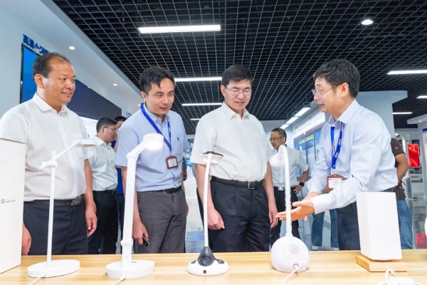 陳龍書記等一行觀摩三思智能家居照明產(chǎn)品