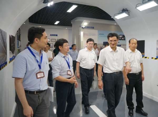 浙江省委常委、統(tǒng)戰(zhàn)部部長熊建平（右二）、金華市委書記陳龍（中），浦江縣委書記程天云（右）