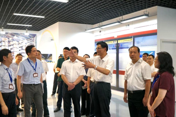 熊建平等領(lǐng)導(dǎo)一行鼓勵(lì)三思堅(jiān)持科技創(chuàng)新驅(qū)動(dòng)發(fā)展