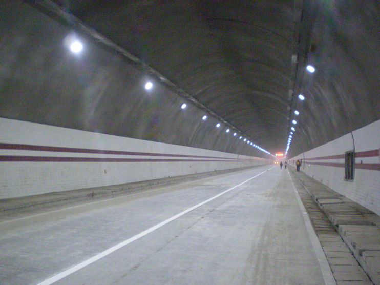 隧道照明：改善隧道內(nèi)環(huán)境的舒適度