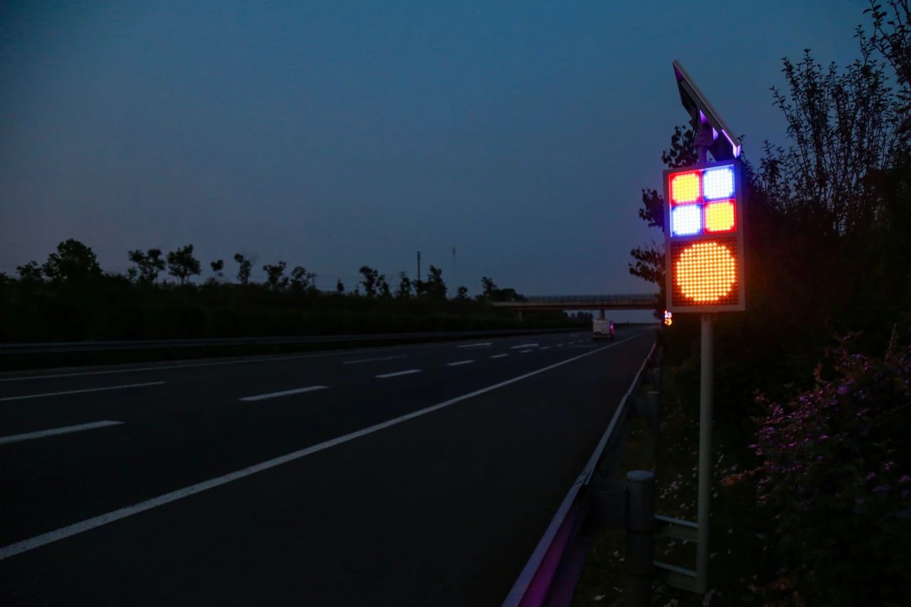 三思,智能警示系統,賦能,寧宿徐高速,LED爆閃警示裝置,低位警示燈