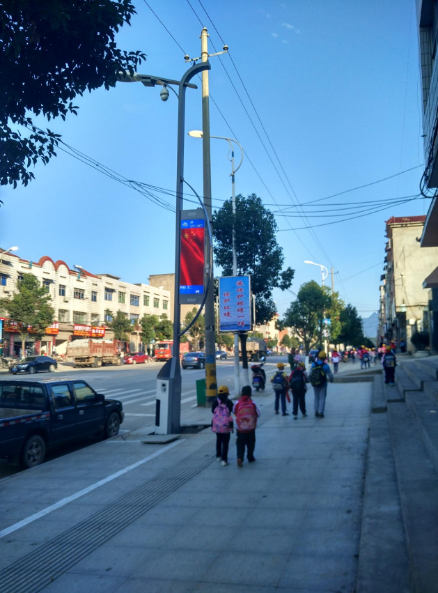 智慧路燈,試點(diǎn)成功,集成照明,監(jiān)控與5G基站于一體